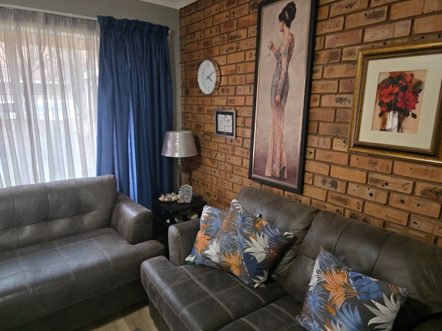 2 Bedroom Property for Sale in Langenhovenpark Free State